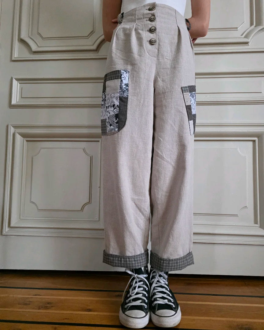 Pantalon femme en lin structuré – porté – Variations Ma Opus I - revers repliés.