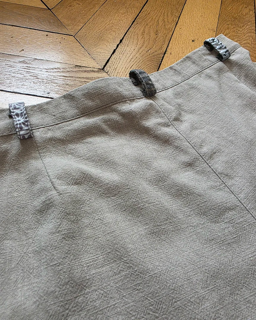 Détails passants patchwork du pantalon lin de Variations, Ma. Opus I 