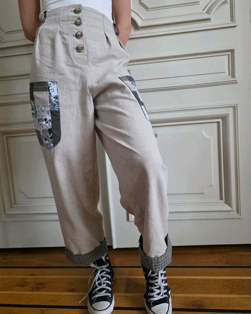 Pantalon femme en lin structuré – porté – Variations Ma Opus I- jambe fléchie.