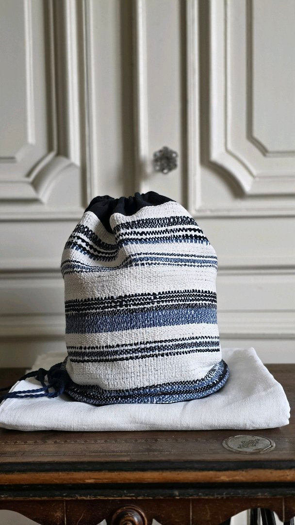 Sac baluchon artisanal bleu marine et écru à rayures tissées style bord de mer