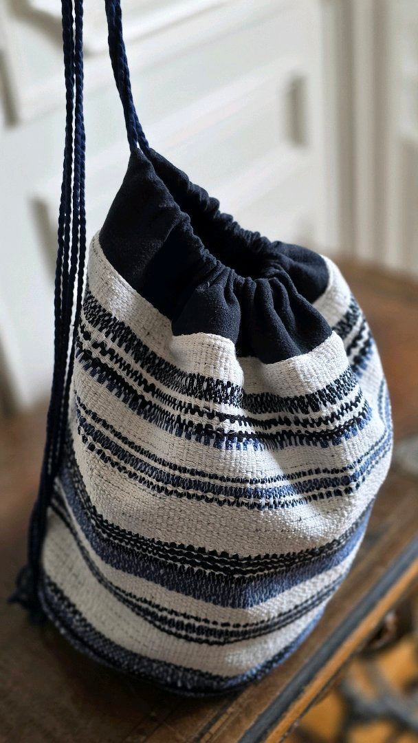 Sac baluchon en tweed bleu marine et écru avec fermeture coulissante en tissu