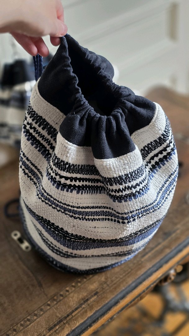 Détail du haut du sac baluchon en tweed marin bleu et écru