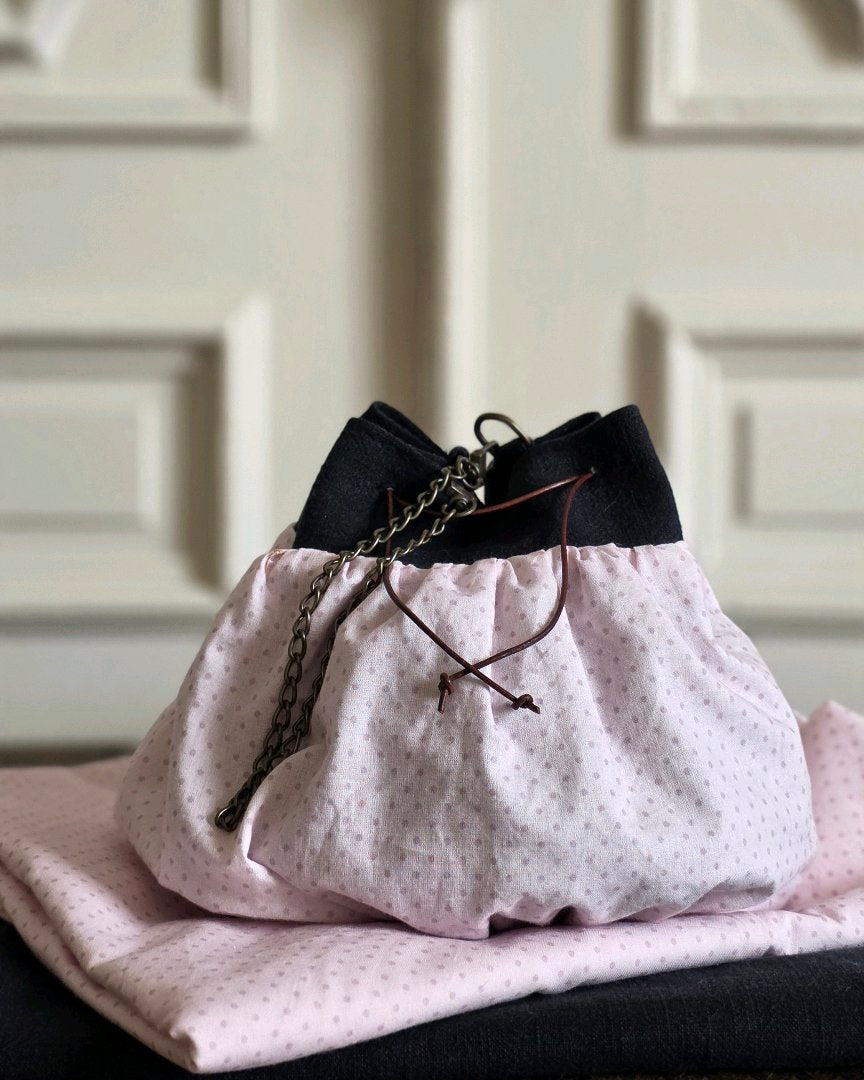 Sac bourse en coton rose à pois et lin noir avec liens en cuir et chaînette en laiton vieilli. Atelier A la Mode du Temps Perdu 