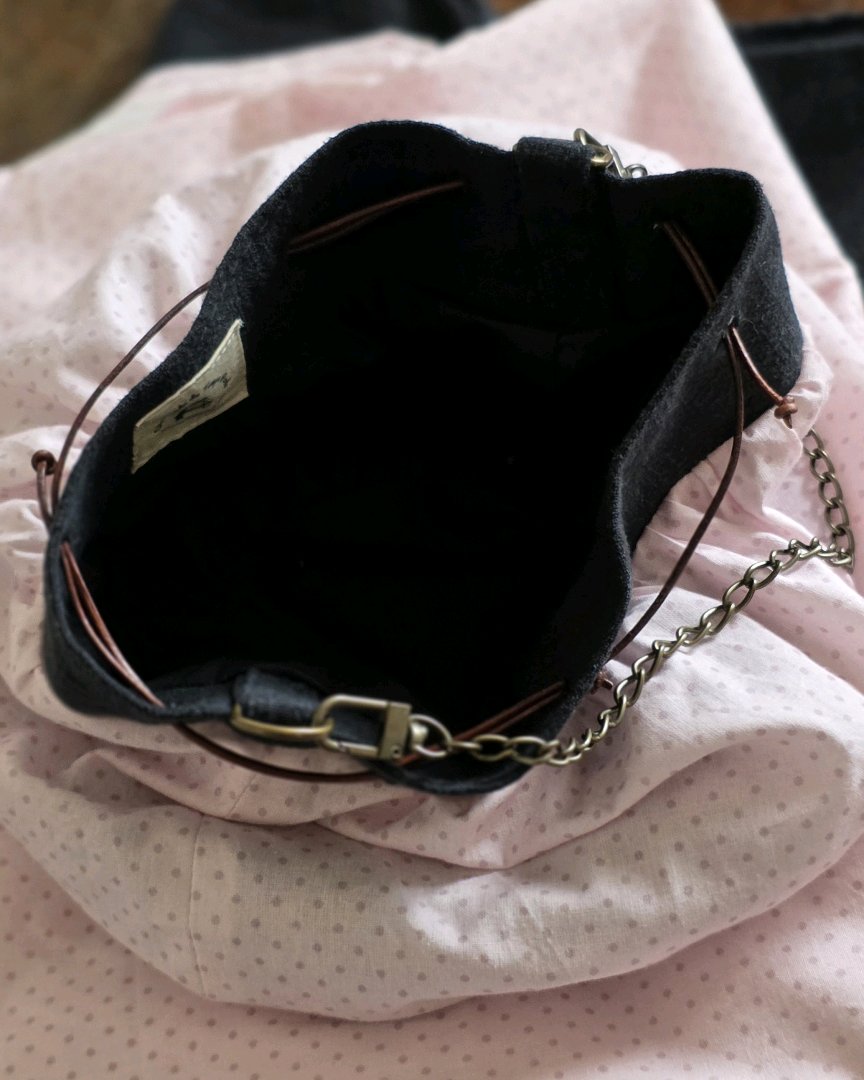 Intérieur du sac bourse en coton rose à pois doublé de coton noir avec chaînette amovible