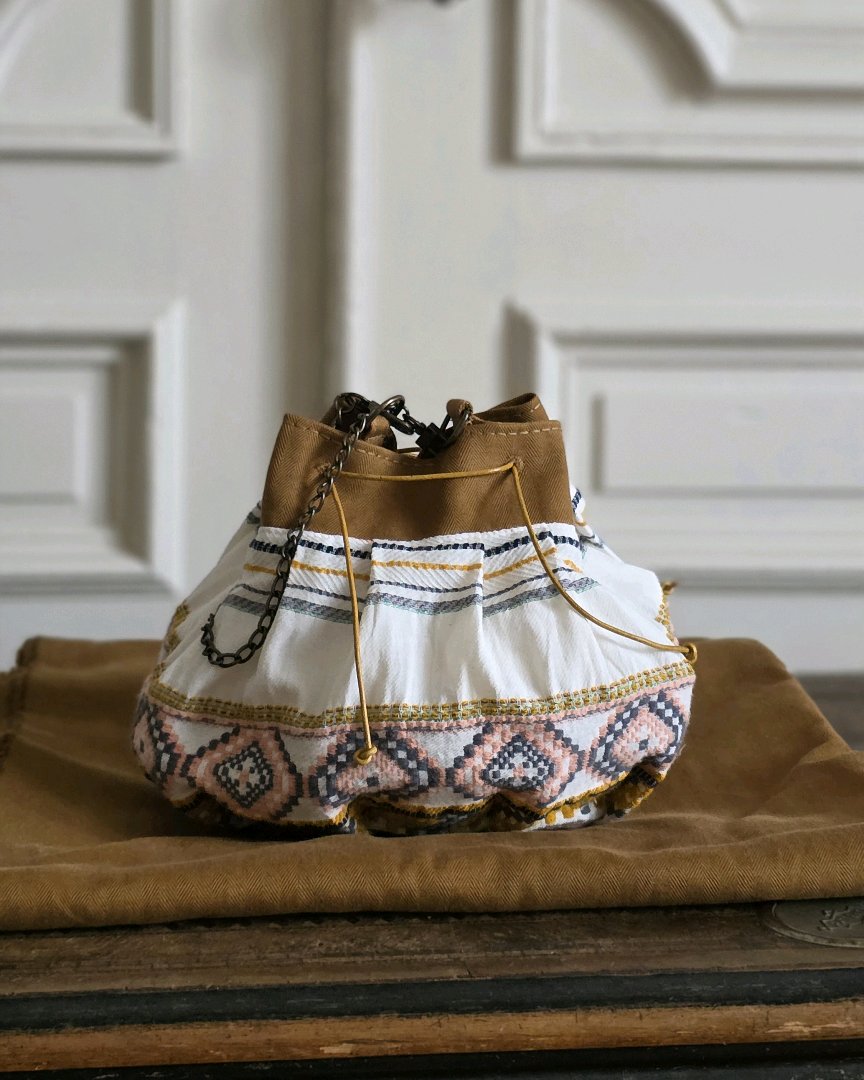 Sac bourse jacquard ethnique en lin coton avec liens cuir et chaînette en laiton vieilli. Atelier A la Mode du Temps Perdu 