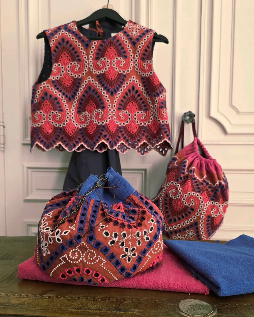 Ensemble top court Alizé et sacs assortis en broderie anglaise rouge et bleu, créations artisanales A la Mode du Temps Perdu