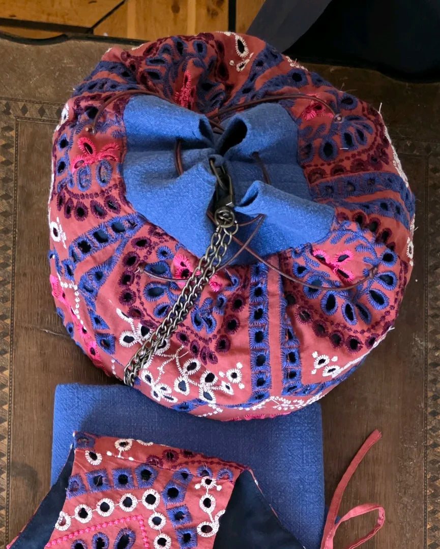 Sac bourse en broderie anglaise rouge et bleu vu de dessus, détail du volume et de la fermeture coulissante, coton et lin