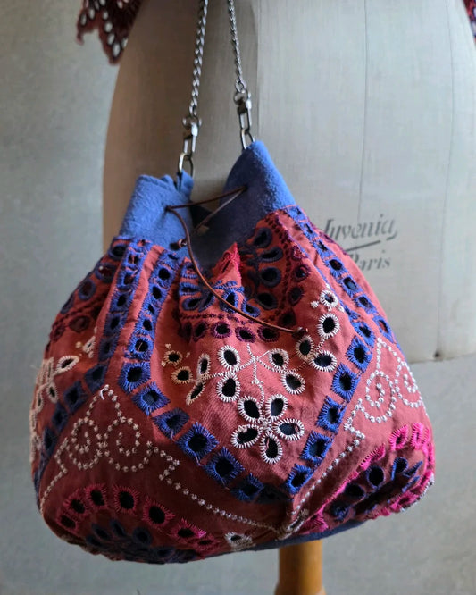 Sac bourse petit modèle en broderie anglaise rouge et bleu, coton et lin, avec liens en cuir et chaînette en laiton – A la Mode du Temps Perdu