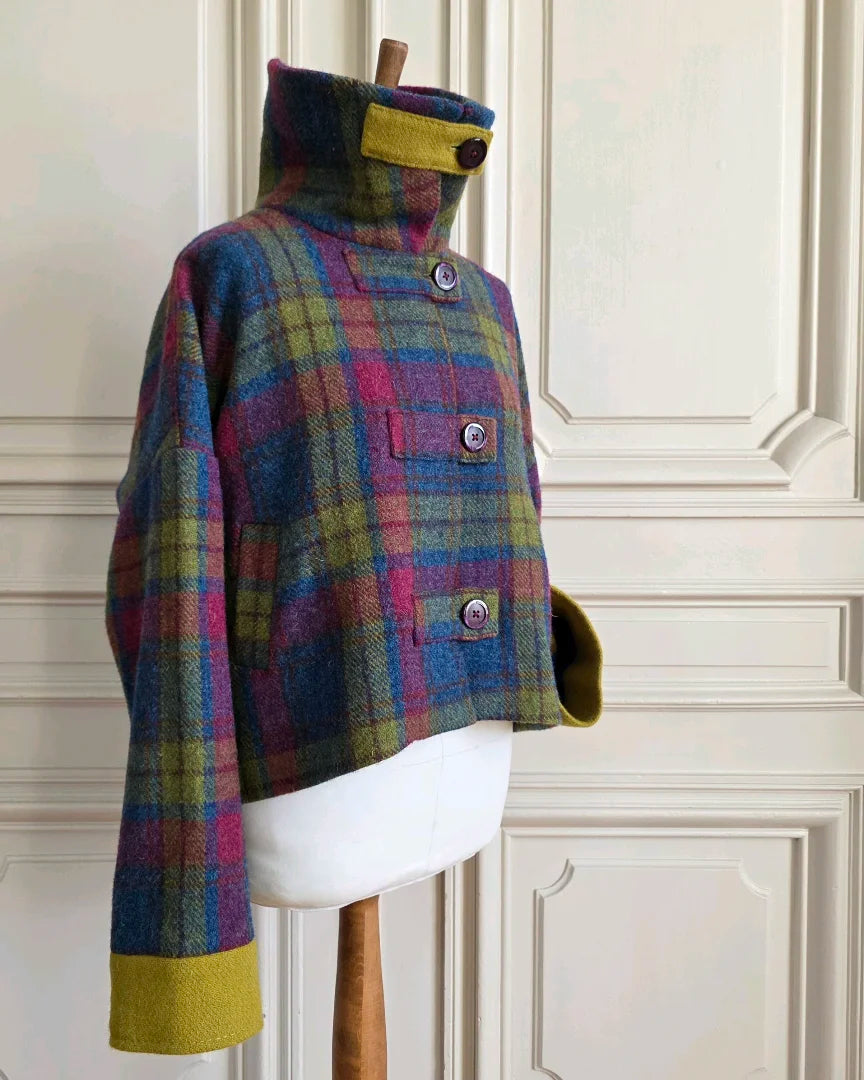 veste Harris Tweed en tartan oversize sur mannequin devant portes moulurées