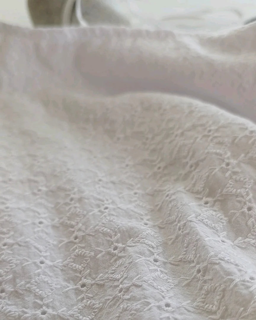 détail broderie anglaise coton blanc texture tissu