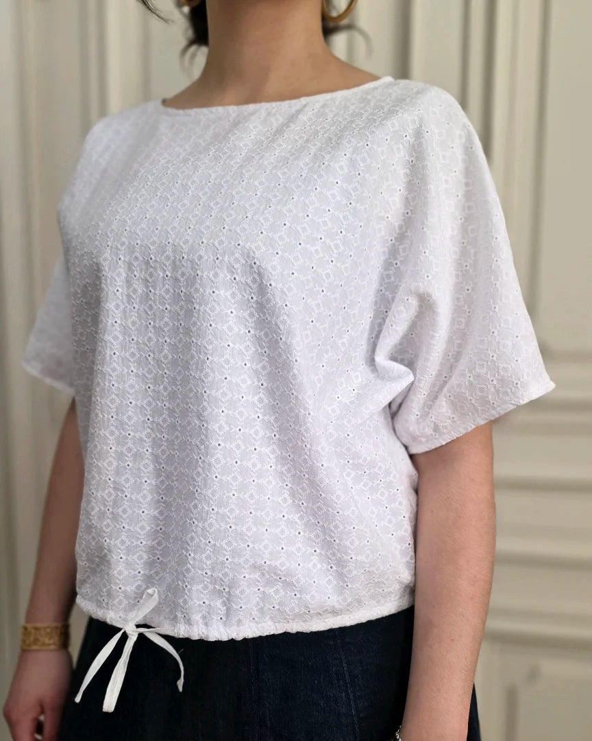 Top femme en broderie anglaise de coton, coupe ample et fluide. Confectionné à la commande dans mon atelier en France – Variations Alizé.