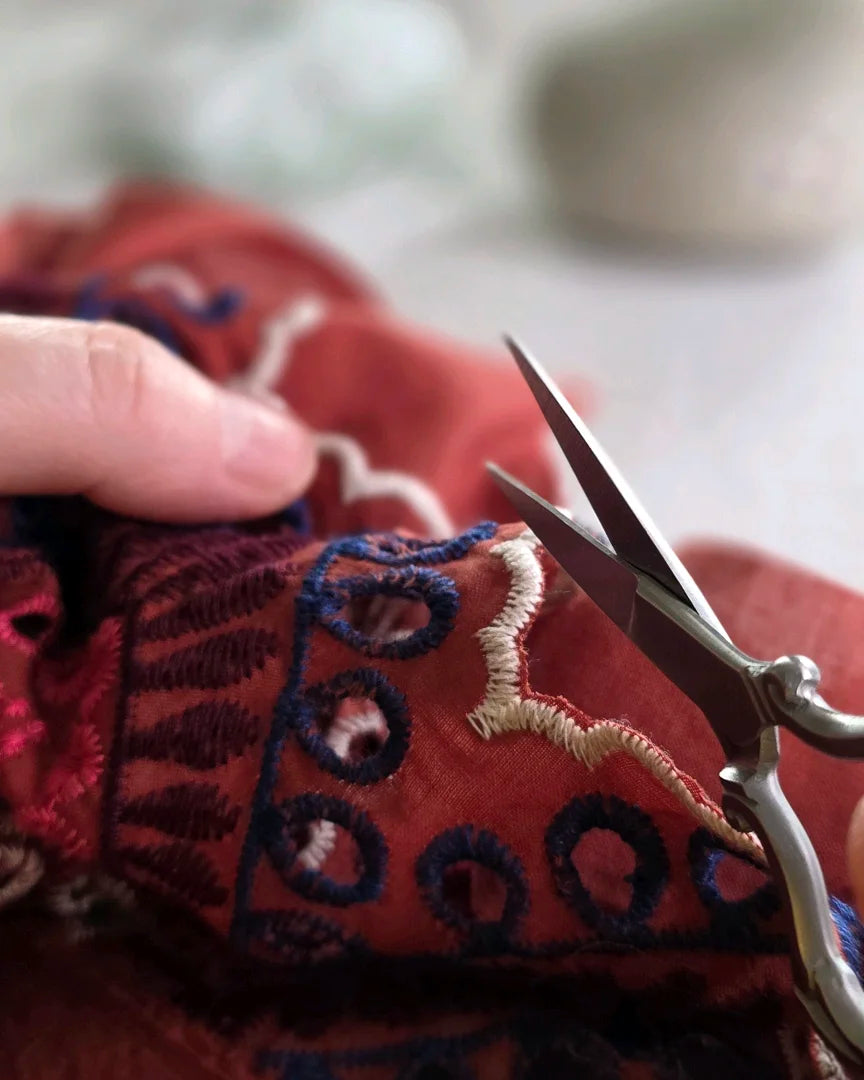 Détail de coupe aux ciseaux dans la broderie anglaise – A la Mode du Temps Perdu, travail artisanal