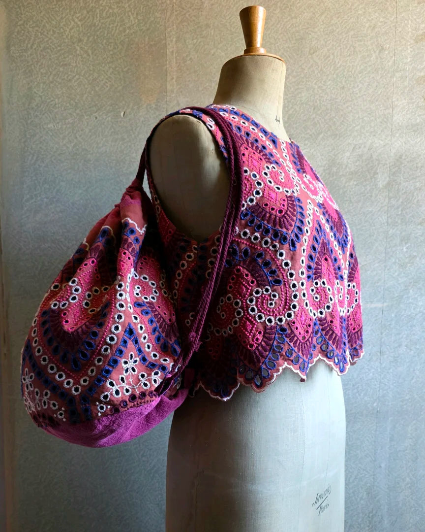 Ensemble top court en broderie anglaise colorée et sac baluchon assorti – A la Mode du Temps Perdu, coton ajouré, vue de profil