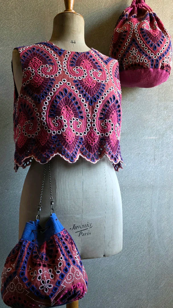 Ensemble top court en broderie anglaise et sacs baluchon et bourse assortis – A la Mode du Temps Perdu, coton ajouré
