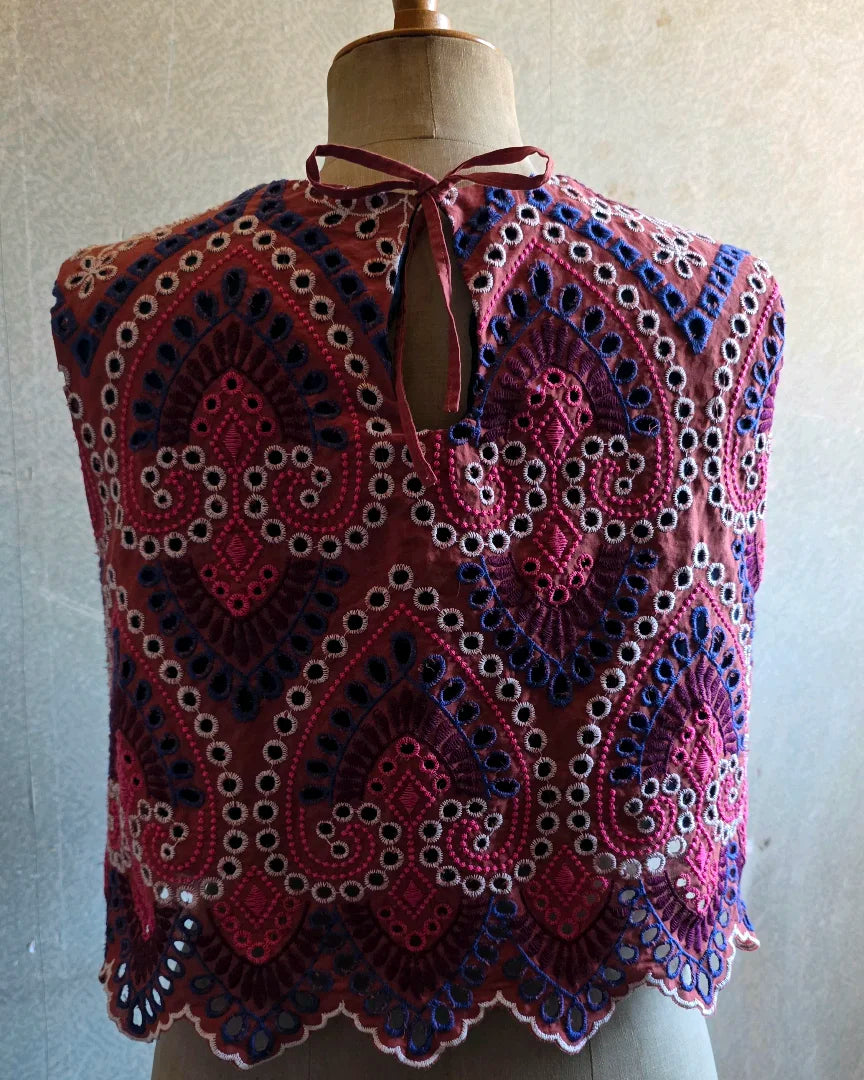 Ensemble top court broderie anglaise et sac bourse assorti femme A la Mode du Temps Perdu – coton coloré, esprit crop top Variations Alizé modèle III
