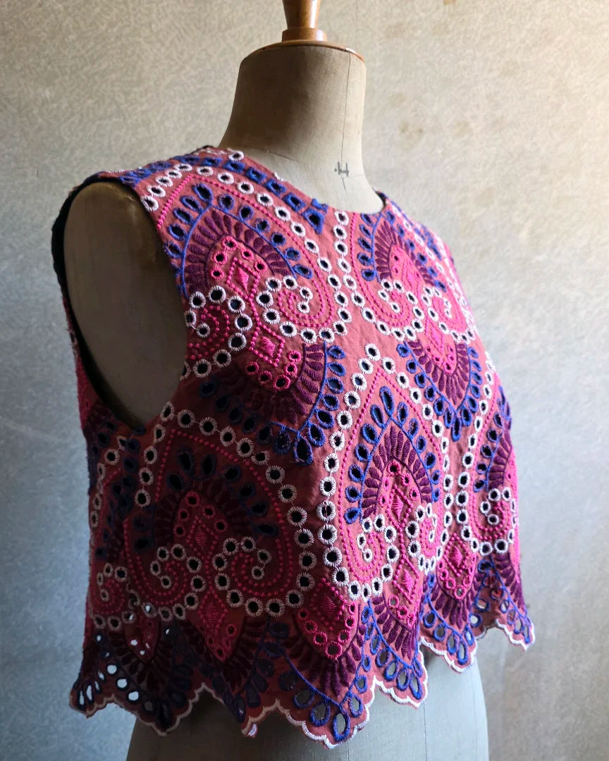 Top court en broderie anglaise – A la Mode du Temps Perdu, vue de profil, coupe ample et bord festonné