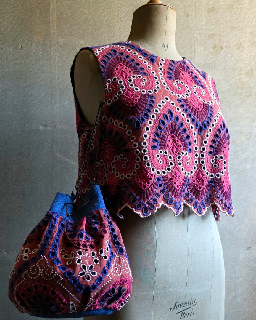 Top court en broderie anglaise et sac bourse assorti – A la Mode du Temps Perdu, vue de profil