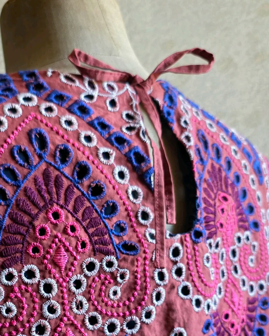 Détail goutte au dos avec lien à nouer – top court en broderie anglaise, A la Mode du Temps Perdu