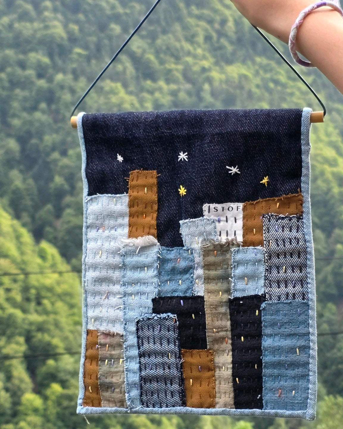 Échappée n°4, tenture murale en patchwork de denim, lin et coton brodée à la main Atelier A la Mode du Temps Perdu 