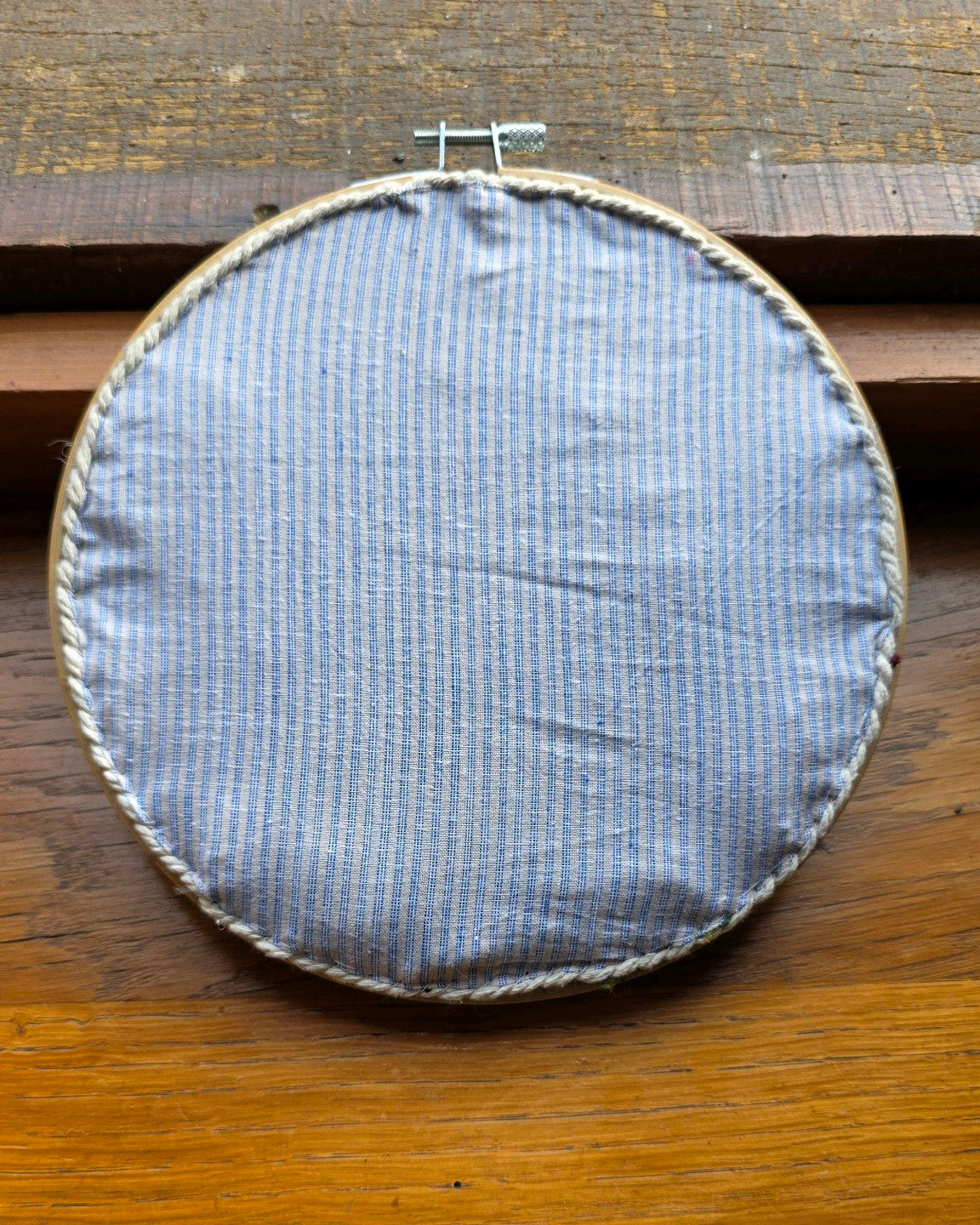 Dos d’un tableau textile Échappée, finition en coton rayé sur tambour à broder en bois, réalisation artisanale