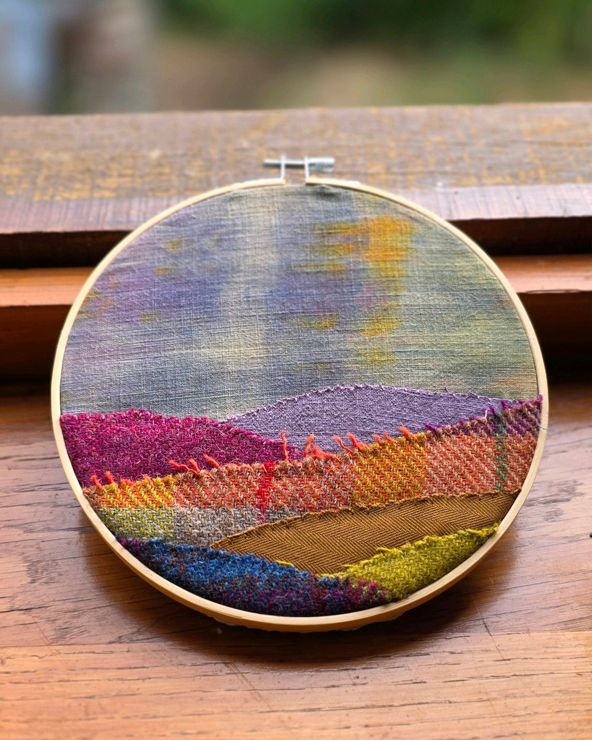 Paysage textile mural fait main en Harris Tweed, lin et coton, pièce unique en tambour de 20 cm