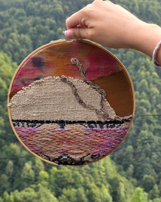 Échappée n°1, tableau textile mural en patchwork de tweed et tissus d’atelier, paysage fait main par A la Mode du Temps Perdu 
