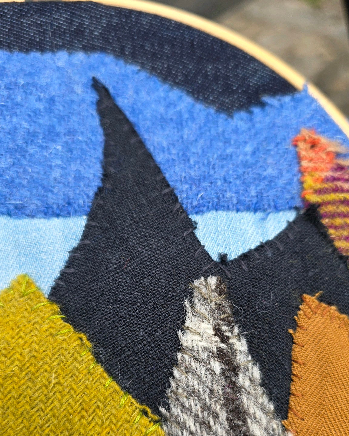 Détail d’Échappée n°2, tableau textile fait main en denim, lin, tweeds de laine et de soie et Harris Tweed