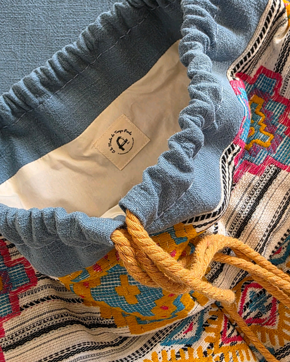 Intérieur du sac baluchon en jacquard fantaisie Mahlia Kent, doublure en percale de coton et finitions artisanales.