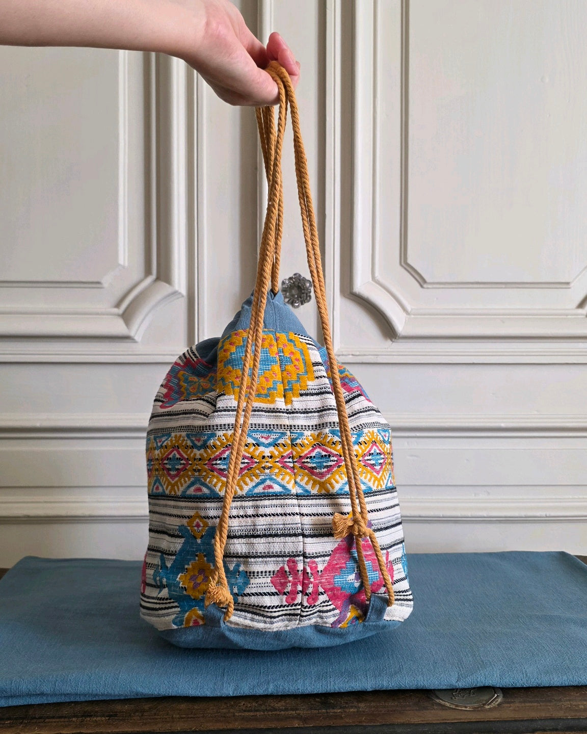 Sac baluchon en jacquard fantaisie Mahlia Kent avec liens coulissants en corde de coton, vue de trois quarts.
