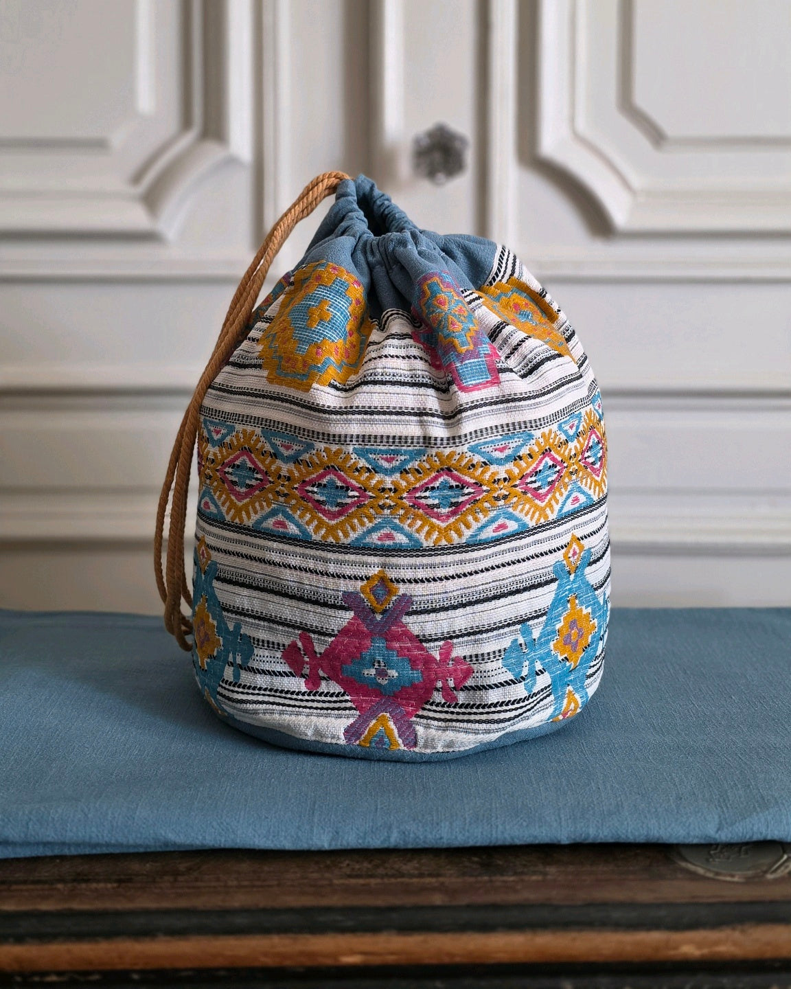 Sac baluchon artisanal en jacquard fantaisie Mahlia Kent et lin, vue de face, fermeture par liens coulissants. Atelier A la Mode du Temps Perdu. 