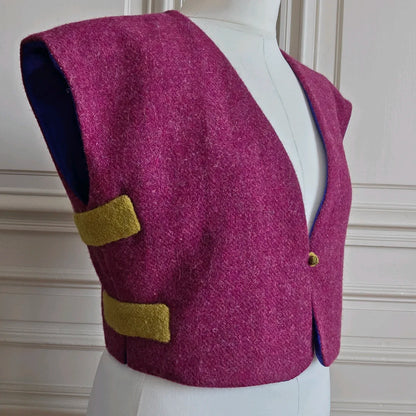 Boléro Harris Tweed framboise vu de trois-quarts droit sur mannequin, avec doublure bleue visible au niveau de l’emmanchure.