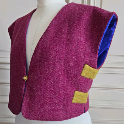 Boléro Oriane sur mannequin, angle gauche, révélant le fermoir textile et les appliqués latéraux verts.