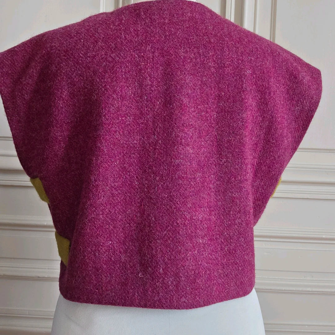 Boléro Harris Tweed vu de dos sur mannequin devant des portes, montrant les épaules légèrement descendues et la coupe droite