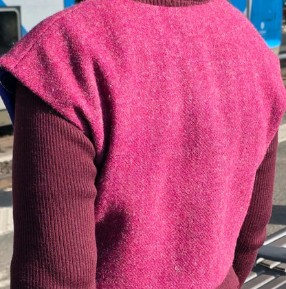 Vue de dos du boléro Harris Tweed fuchsia porté, montrant la ligne d’épaule légèrement descendue et la coupe courte au-dessus de la taille.