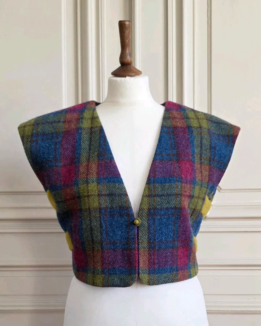 Boléro tartan Harris Tweed sur mannequin dans le décor  dix-neuvième siècle de A la Mode d Temps perdu