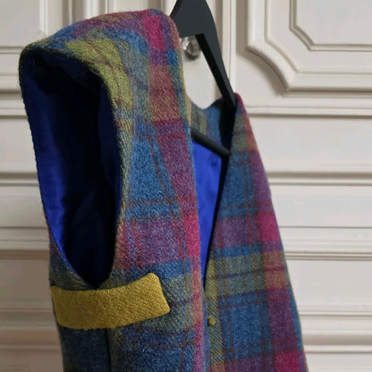 Zoom sur le gilet Odette de côté et détails sur les liens de tweed uni contrastants et sur la doublure en soie GOTS.