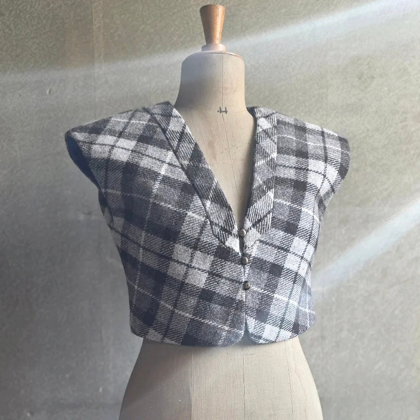 bolero irmgard harris tweed femme piece unique artisanale a la mode du temps perdu coupe biais structuree col en v affirme tartan brun gris vue portee sur mannequin