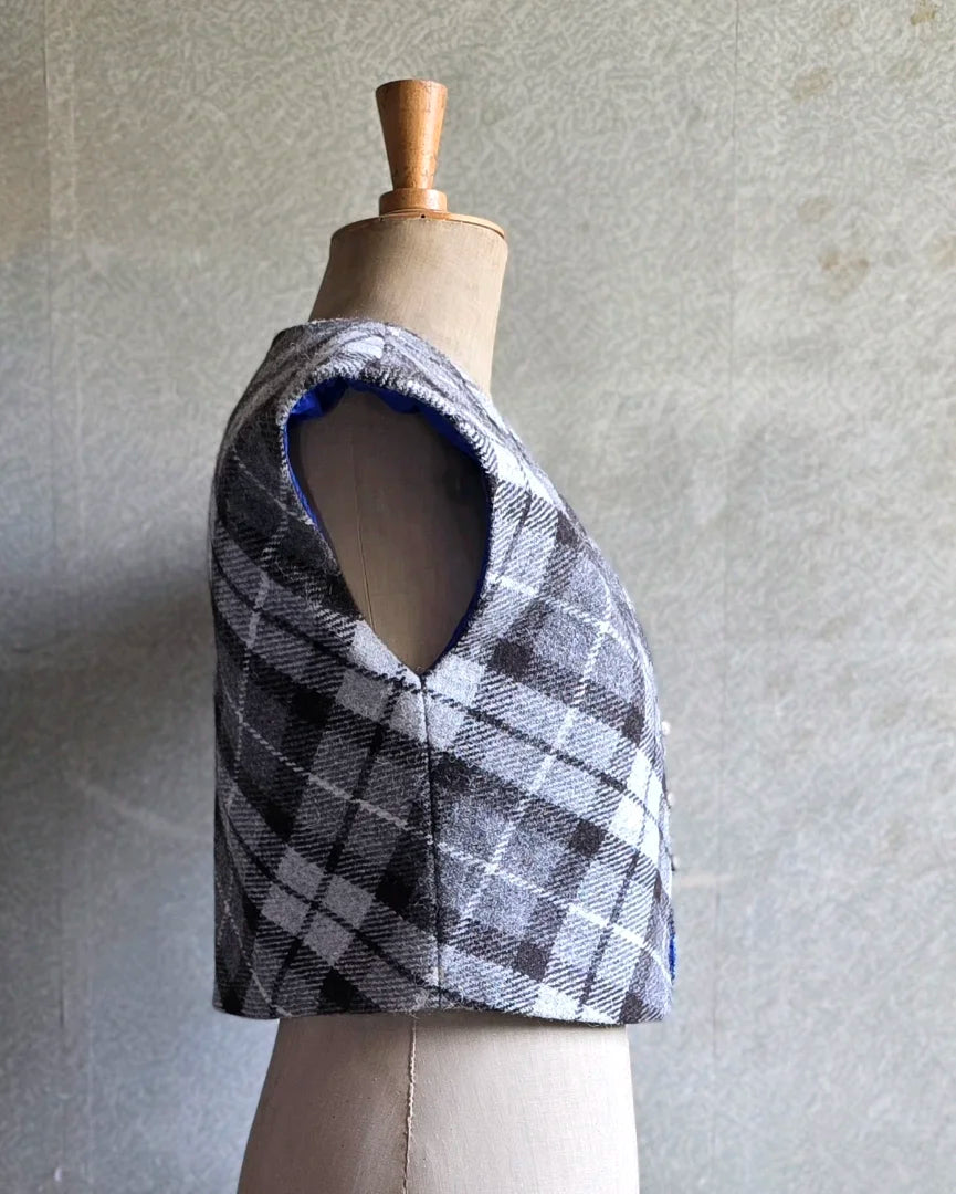 bolero irmgard harris tweed gris carreaux coupe biais vue profil doublure soie bleue piece unique artisanale