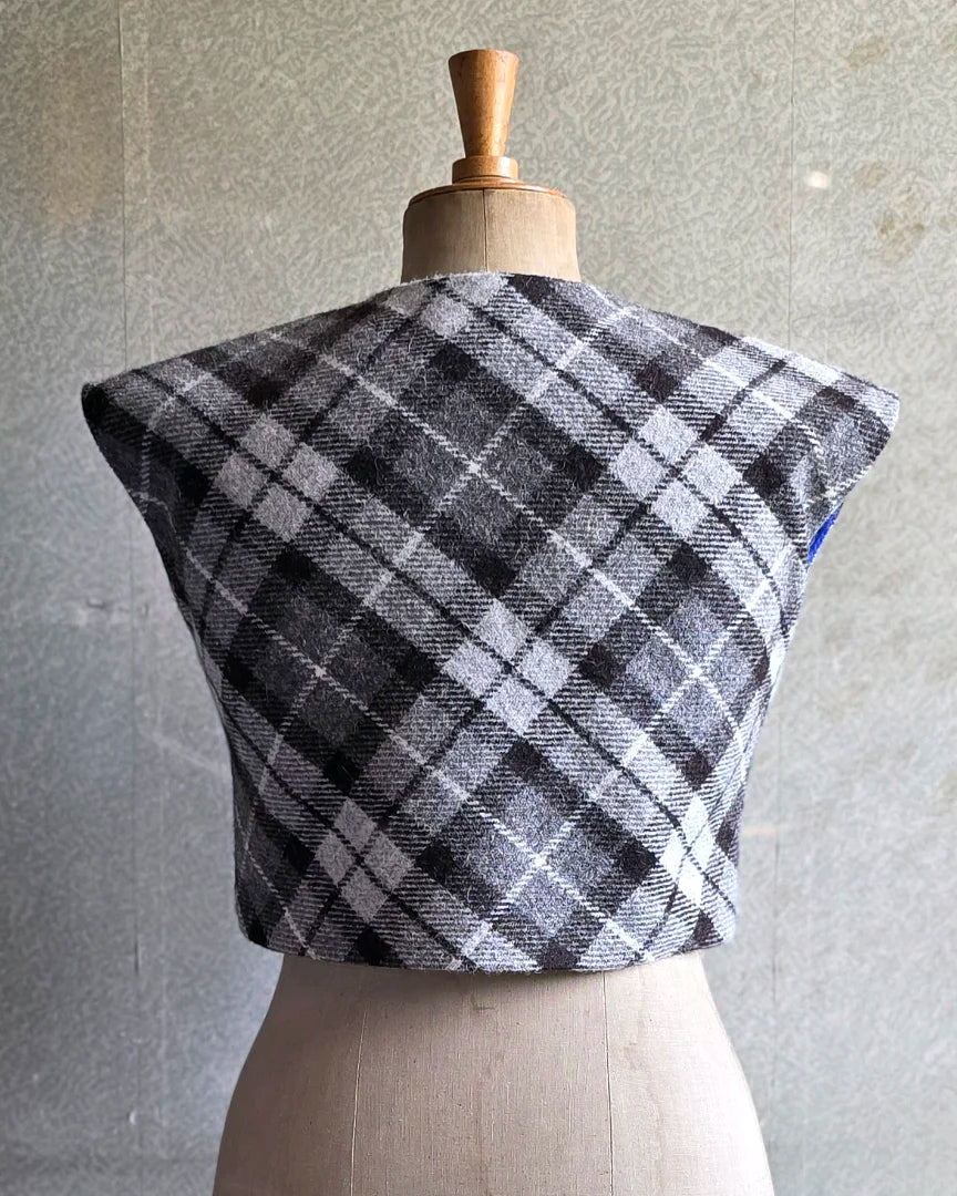 bolero irmgard harris tweed gris dos carreaux vue dos sur mannequin piece unique artisanale