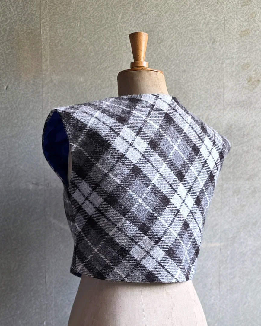 bolero irmgard harris tweed gris vue dos sur mannequin doublure soie bleue piece unique artisanale