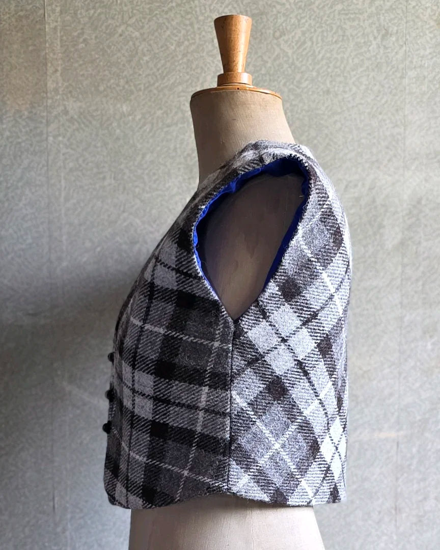 bolero irmgard harris tweed gris vue profil sur mannequin doublure soie bleue piece unique artisanale