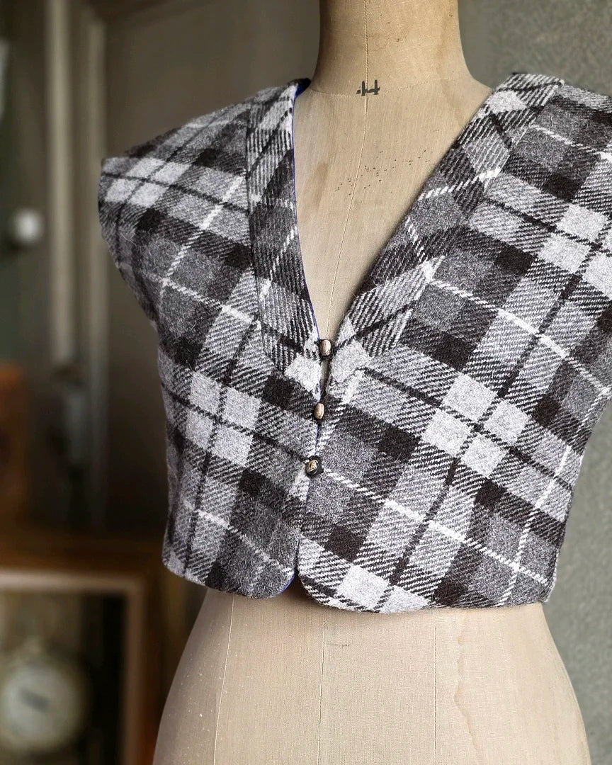 bolero irmgard harris tweed gris vue face sur mannequin trois boutons bois vintage piece unique 