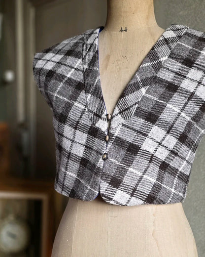 bolero irmgard harris tweed gris vue face sur mannequin trois boutons bois vintage piece unique 