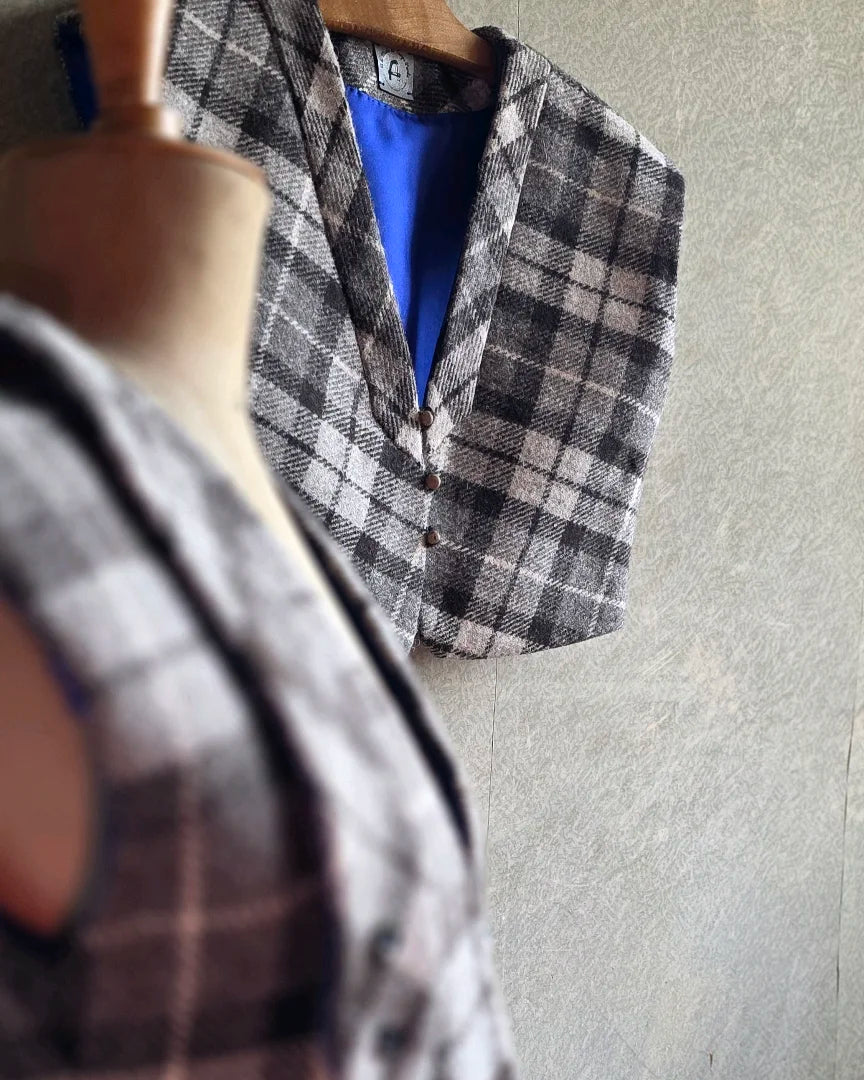 bolero irmgard harris tweed gris vue face accroche murale doublure soie bleue piece unique artisanale