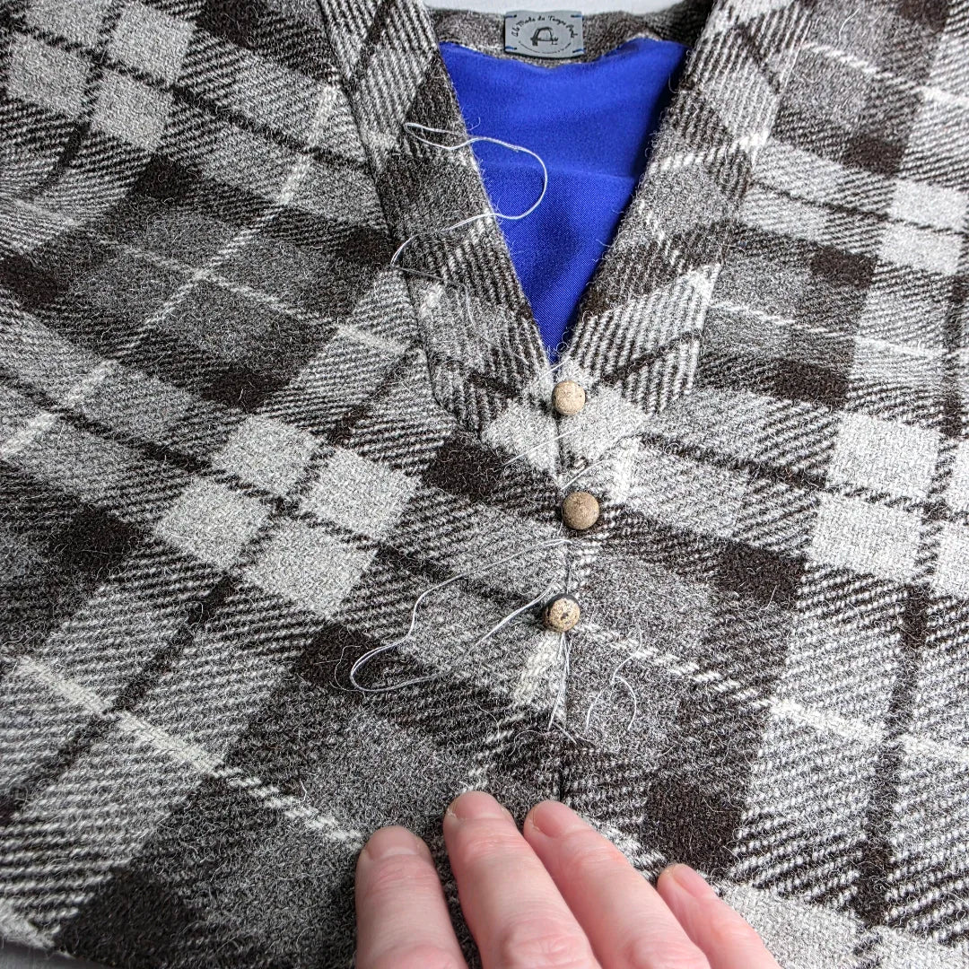 bolero irmgard harris tweed femme piece unique detail boutons vintage bois couture main brides brodees laine tartan brun gris doublure soie bleue