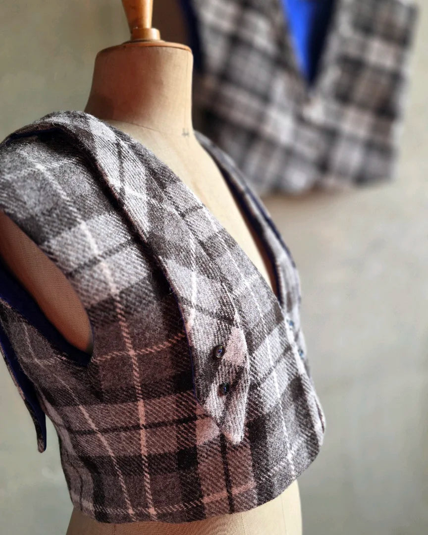 bolero pris harris tweed laine carreaux gris noir doublure soie bleue vue trois quarts irmgard en arriere plan atelier français a la mode du temps perdu 