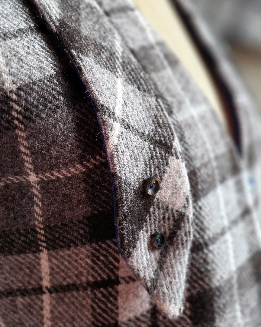 bolero pris harris tweed detail patte boutons vue rapprochee texture laine carreaux gris noir