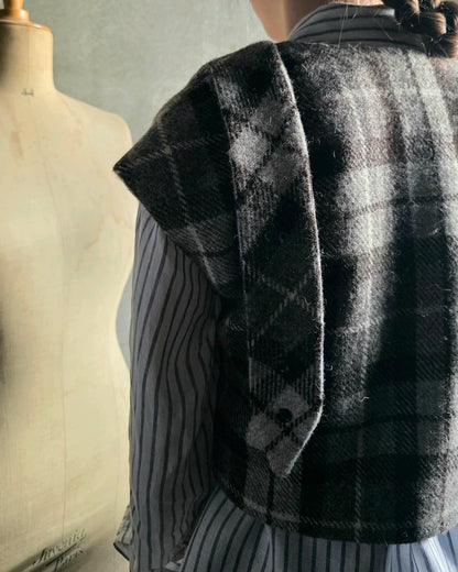 bolero pris harris tweed vue dos porte sur chemise rayee silhouette atelier