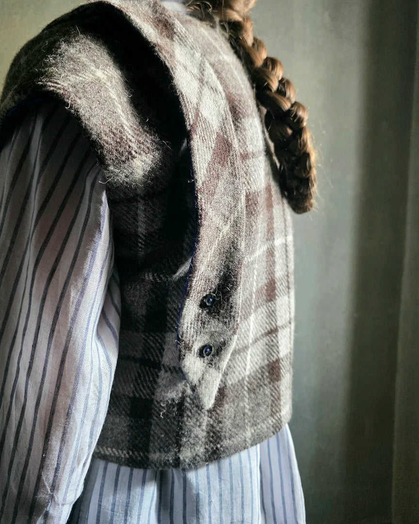 bolero pris harris tweed vue de trois quarts dos porte sur chemise rayee