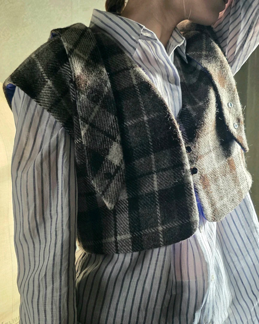 bolero pris harris tweed porte sur chemise rayee vue face trois quarts